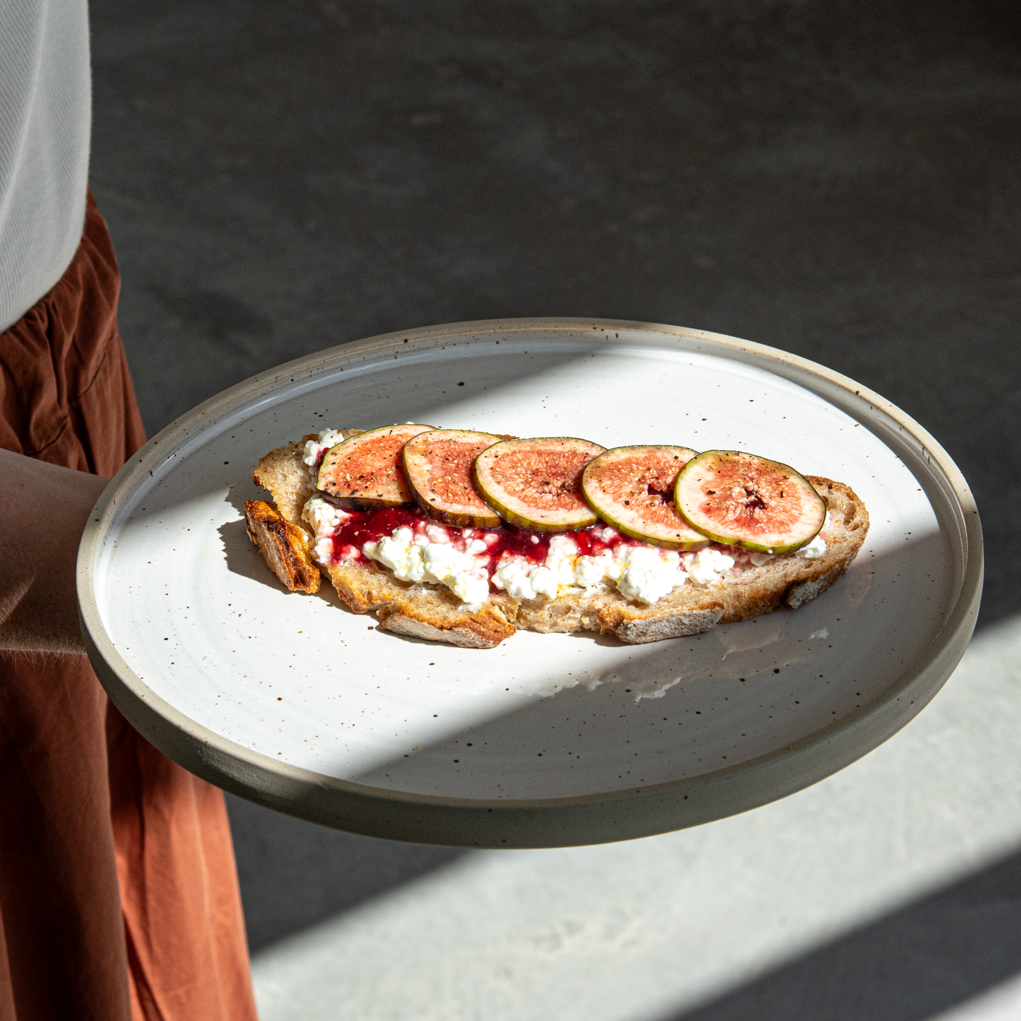 DINNER PLATE WHITE SPECKLED