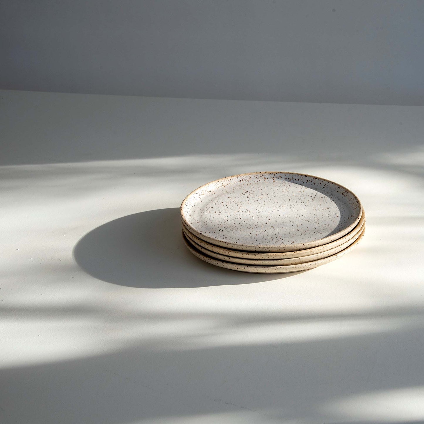 PLATE SPECKLED WHITE medium